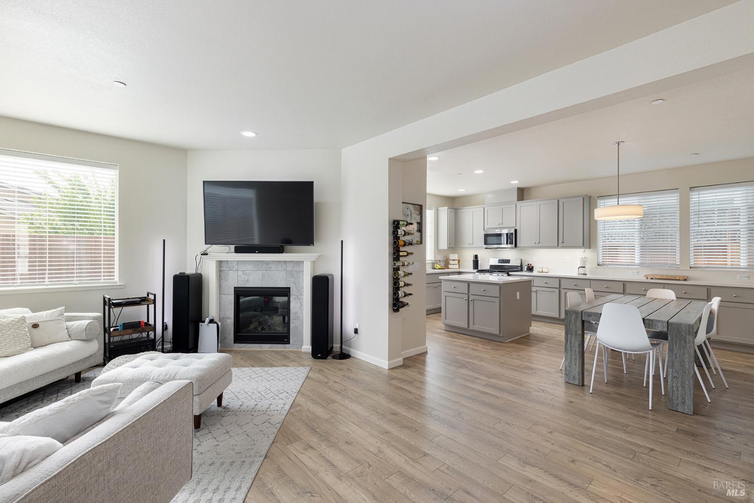 Detail Gallery Image 6 of 31 For 1434 Heather Dr, Santa Rosa,  CA 95401 - 3 Beds | 2/1 Baths