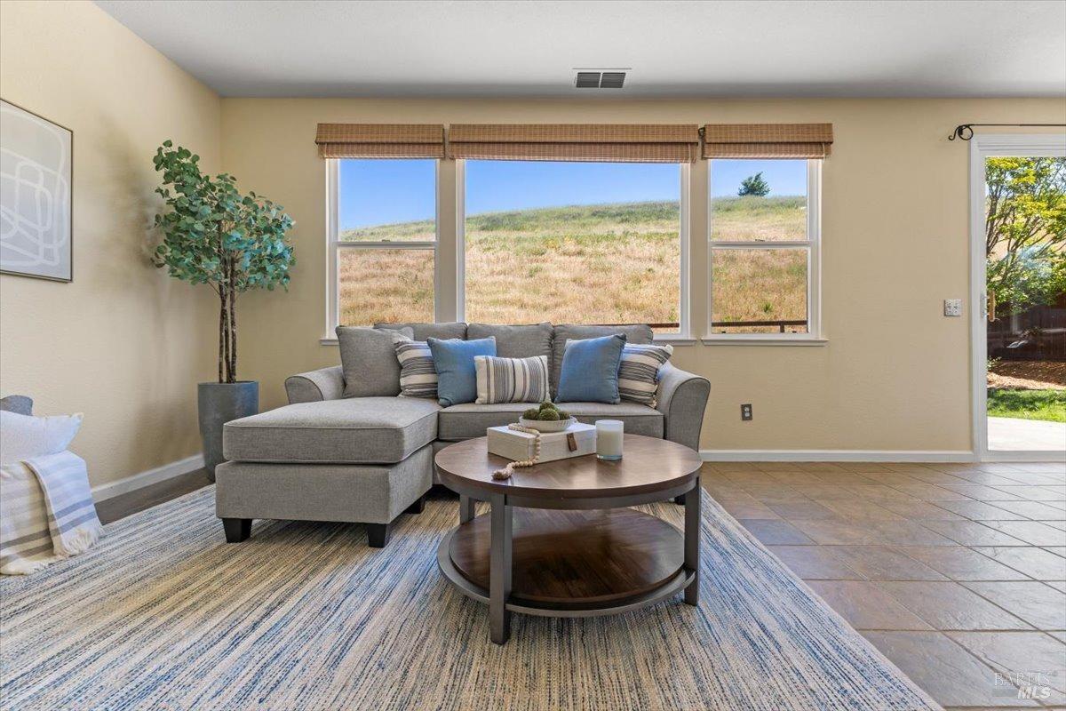 Detail Gallery Image 9 of 52 For 278 Windsor Dr, Petaluma,  CA 94952 - 4 Beds | 3 Baths