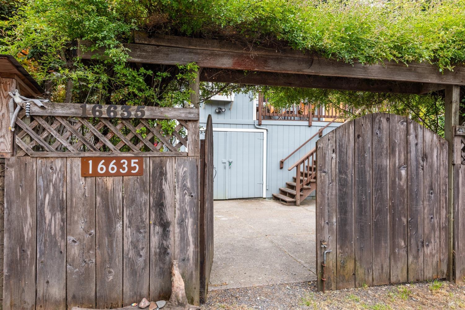 Detail Gallery Image 4 of 44 For 16635 Center Way, Guerneville,  CA 95446 - 3 Beds | 2/1 Baths