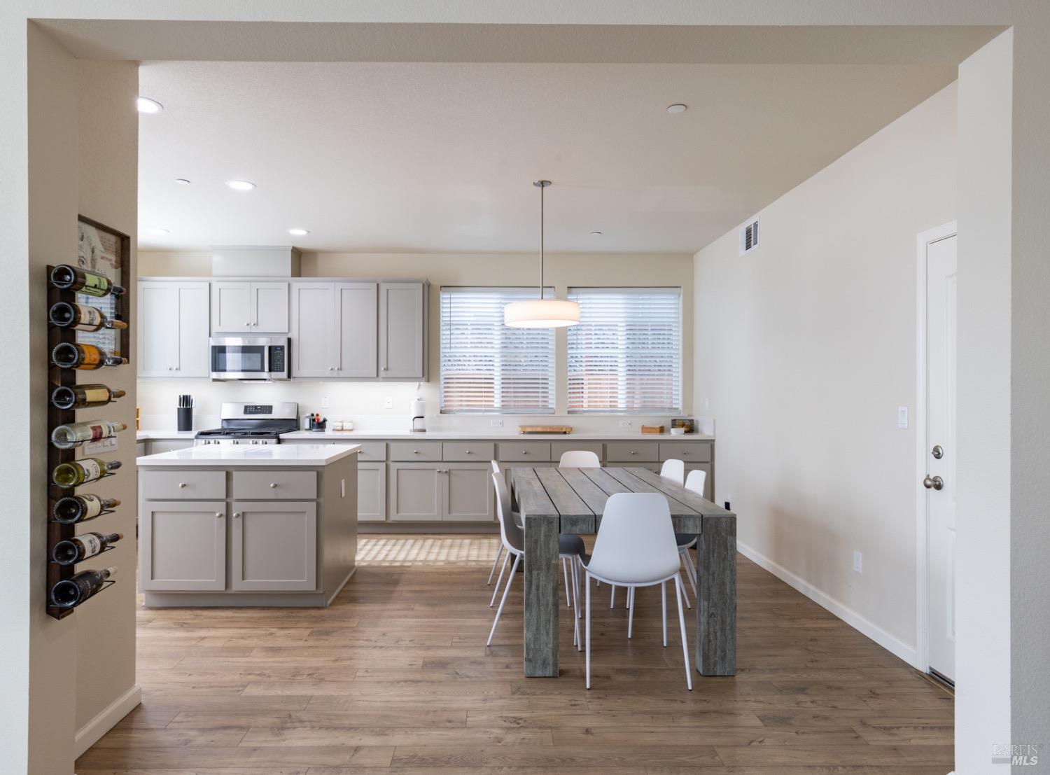 Detail Gallery Image 10 of 31 For 1434 Heather Dr, Santa Rosa,  CA 95401 - 3 Beds | 2/1 Baths