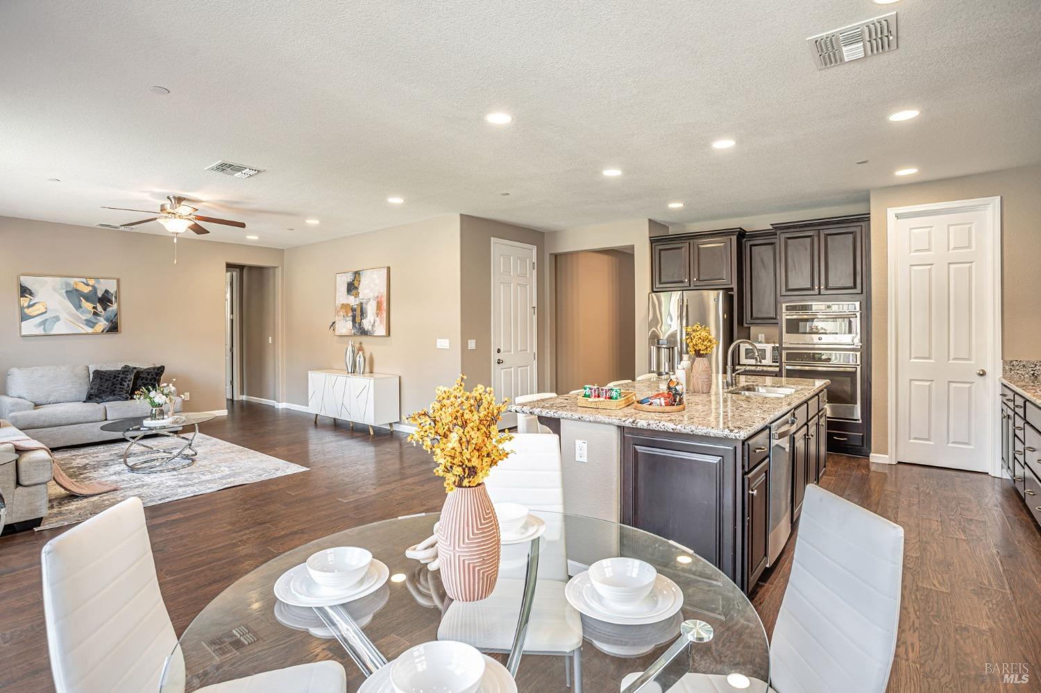 Detail Gallery Image 11 of 48 For 2428 Sanders Ln, Fairfield,  CA 94533 - 5 Beds | 3/1 Baths