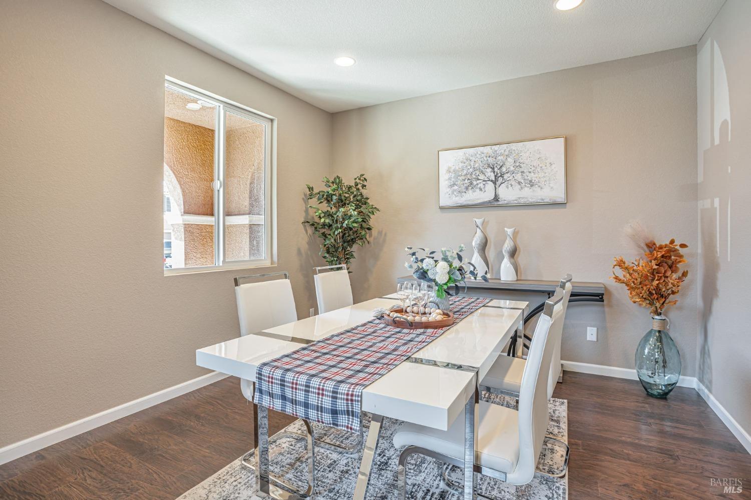 Detail Gallery Image 12 of 48 For 2428 Sanders Ln, Fairfield,  CA 94533 - 5 Beds | 3/1 Baths
