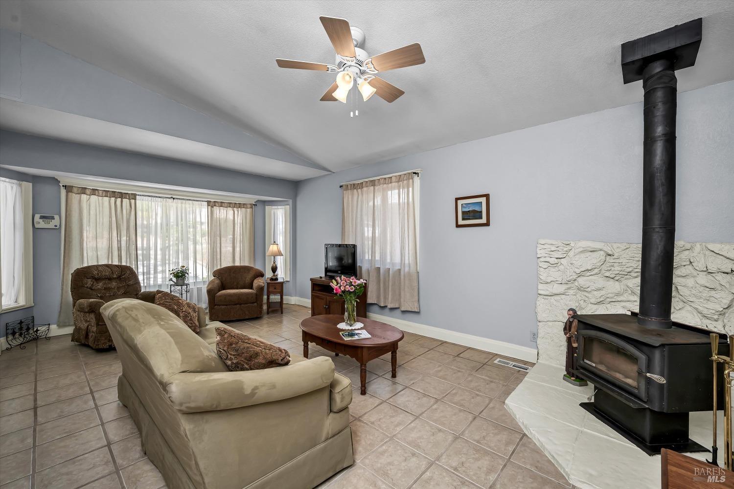 Detail Gallery Image 3 of 30 For 5376 Bel Air Dr, Kelseyville,  CA 95451 - 3 Beds | 2 Baths