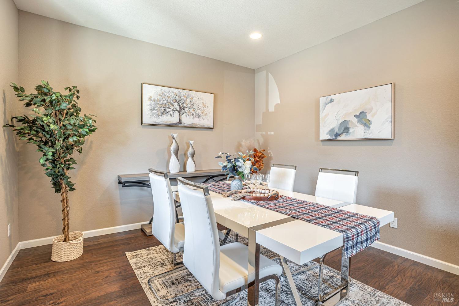 Detail Gallery Image 13 of 48 For 2428 Sanders Ln, Fairfield,  CA 94533 - 5 Beds | 3/1 Baths