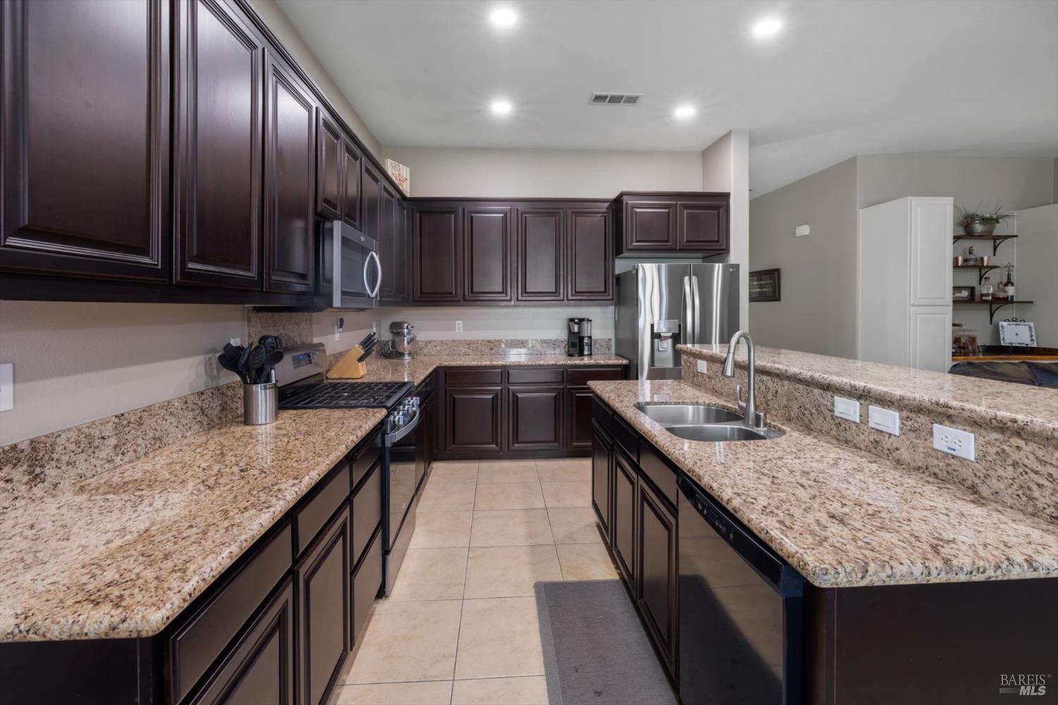 Detail Gallery Image 34 of 56 For 2085 Newcastle Dr, Vacaville,  CA 95687 - 4 Beds | 3 Baths