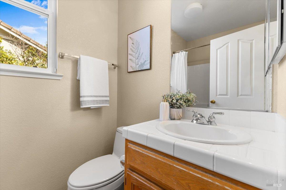 Detail Gallery Image 19 of 52 For 278 Windsor Dr, Petaluma,  CA 94952 - 4 Beds | 3 Baths