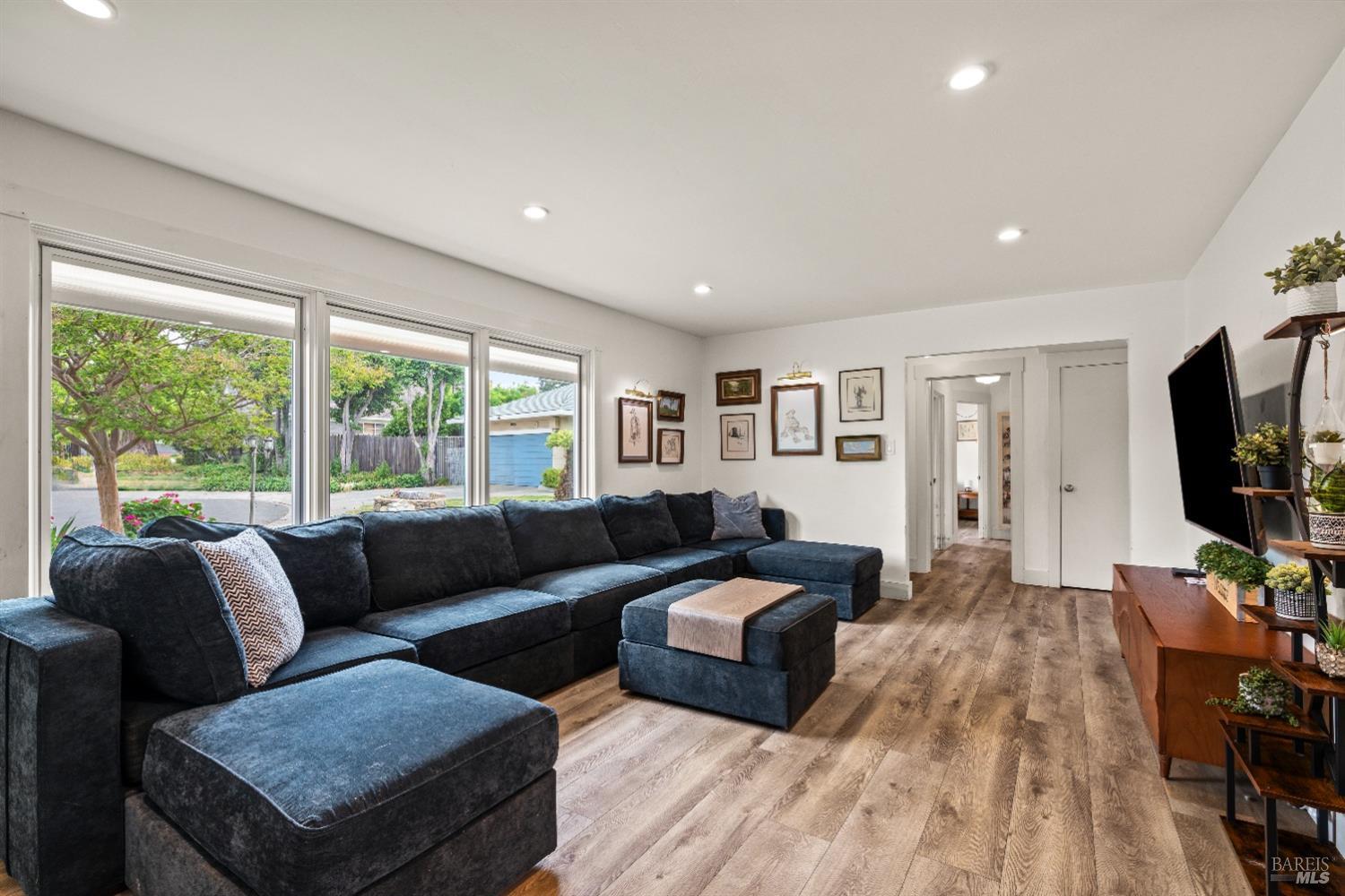 Del Mar Court, Vallejo, California image 9