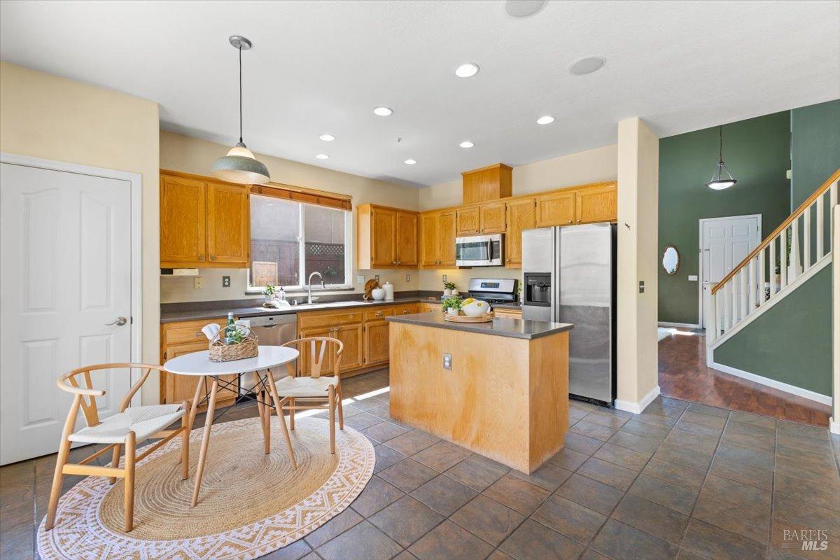 Detail Gallery Image 15 of 52 For 278 Windsor Dr, Petaluma,  CA 94952 - 4 Beds | 3 Baths