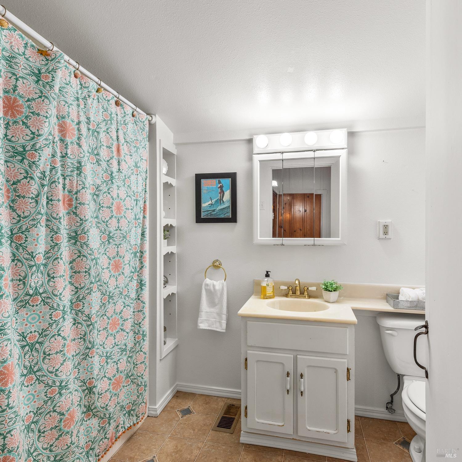 Detail Gallery Image 17 of 44 For 16635 Center Way, Guerneville,  CA 95446 - 3 Beds | 2/1 Baths