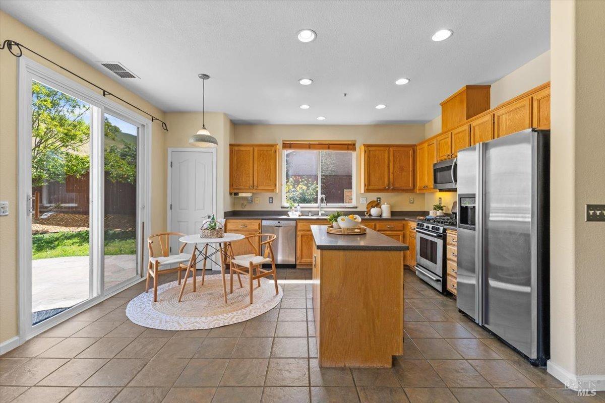 Detail Gallery Image 12 of 52 For 278 Windsor Dr, Petaluma,  CA 94952 - 4 Beds | 3 Baths