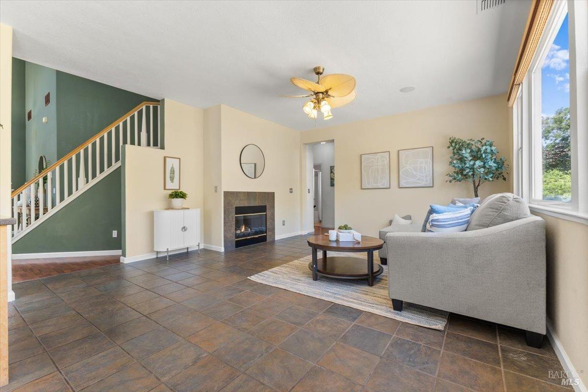 Detail Gallery Image 8 of 52 For 278 Windsor Dr, Petaluma,  CA 94952 - 4 Beds | 3 Baths