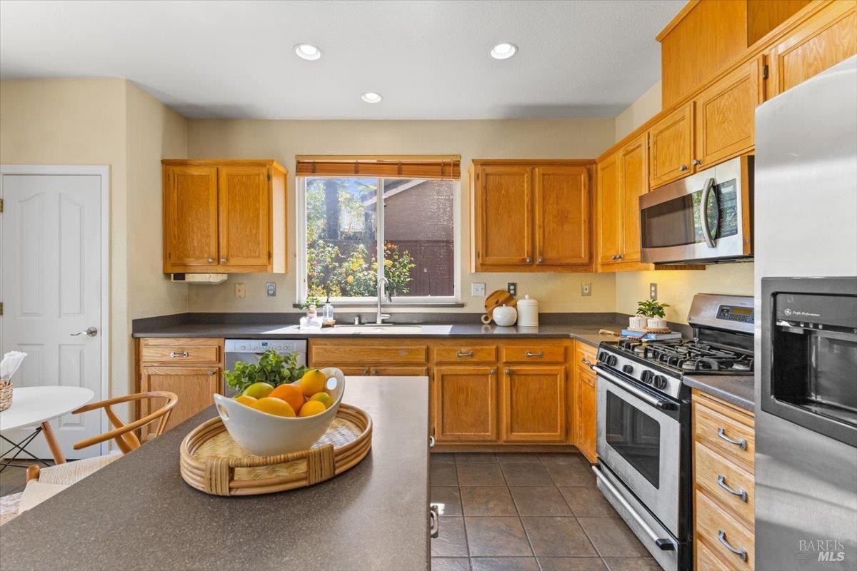 Detail Gallery Image 13 of 52 For 278 Windsor Dr, Petaluma,  CA 94952 - 4 Beds | 3 Baths