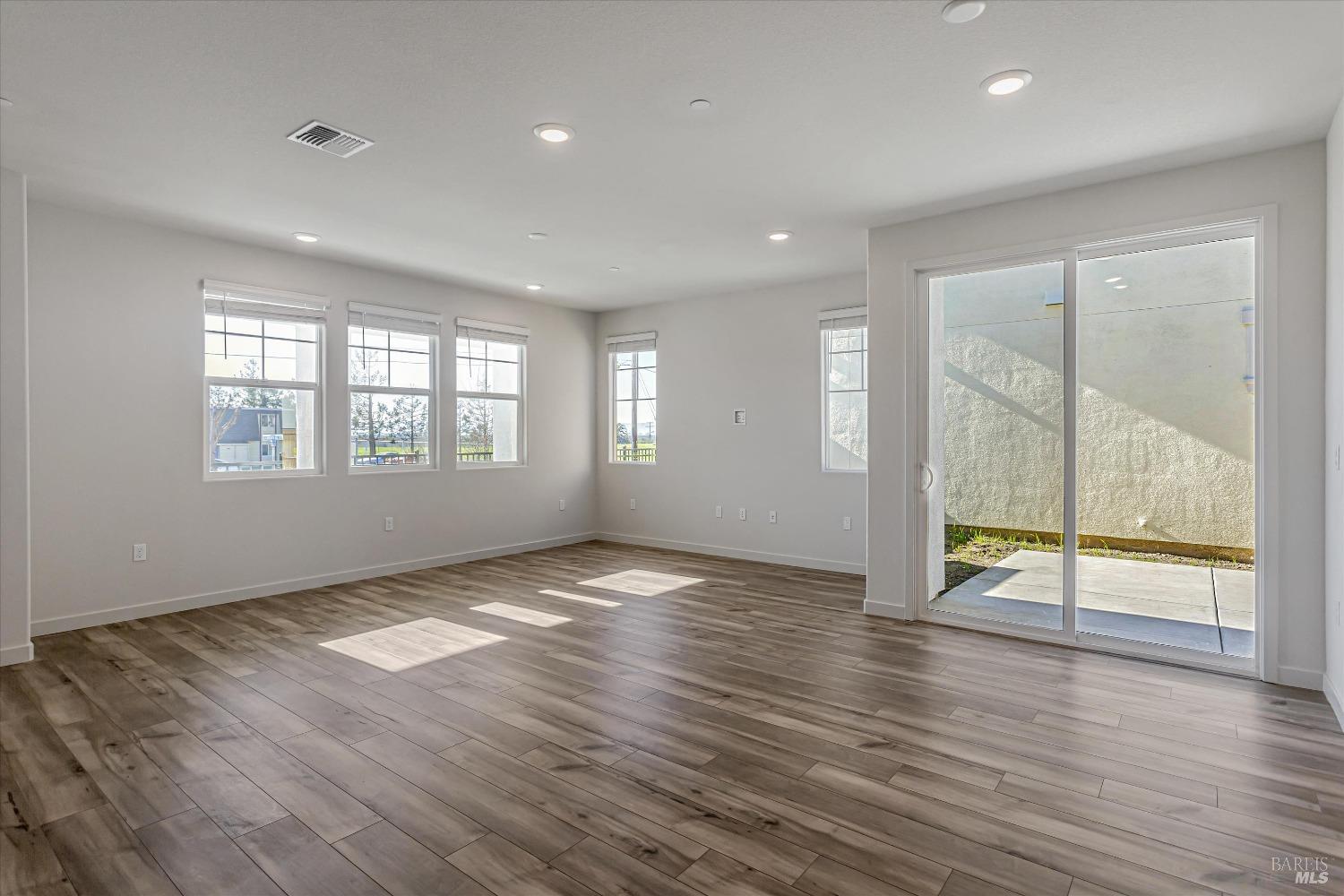 Detail Gallery Image 3 of 12 For 117 Clownfish St, Suisun City,  CA 94585 - 3 Beds | 2/1 Baths