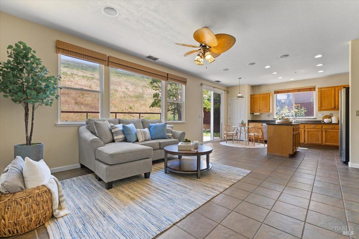Detail Gallery Image 11 of 52 For 278 Windsor Dr, Petaluma,  CA 94952 - 4 Beds | 3 Baths