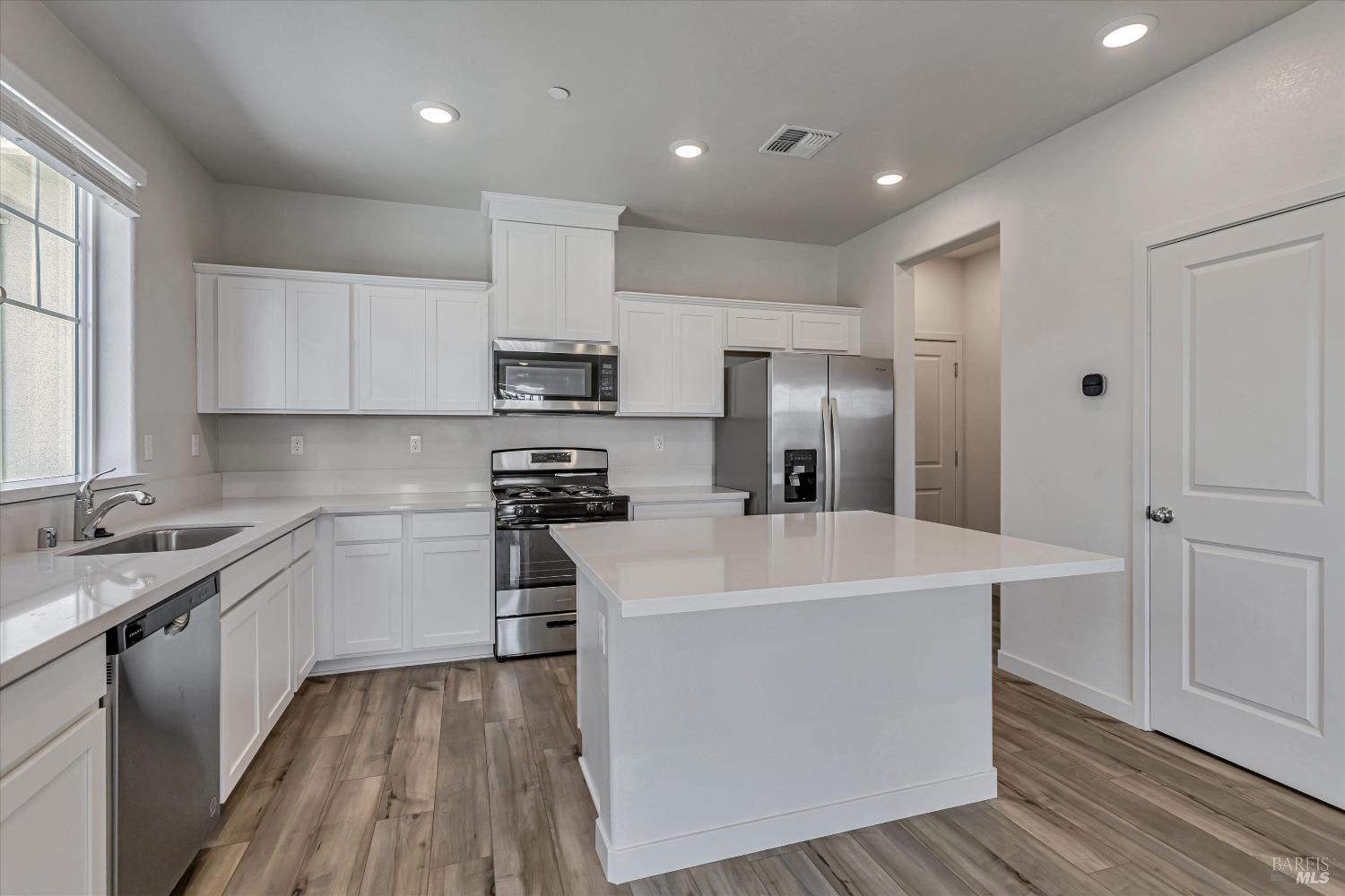 Detail Gallery Image 2 of 12 For 117 Clownfish St, Suisun City,  CA 94585 - 3 Beds | 2/1 Baths