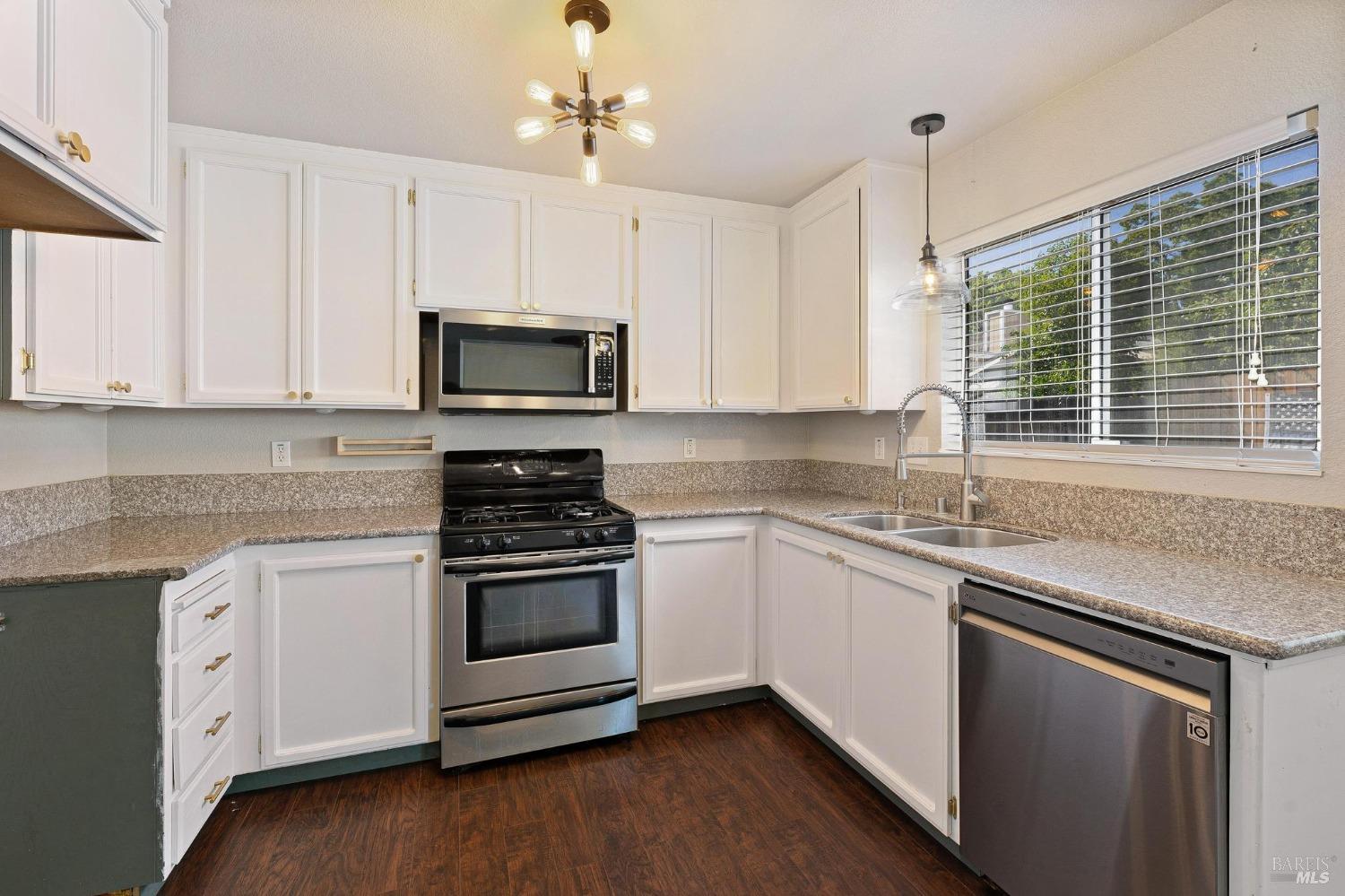 Detail Gallery Image 9 of 42 For 115 American Way, Vacaville,  CA 95687 - 3 Beds | 2/1 Baths