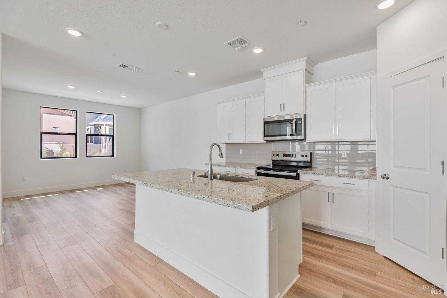 Detail Gallery Image 2 of 12 For 1554 Waterside Ln, Rohnert Park,  CA 94928 - 3 Beds | 2/1 Baths