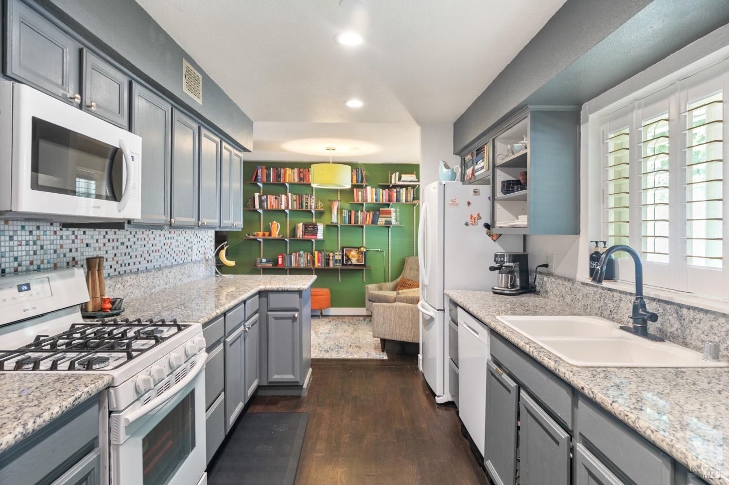 Detail Gallery Image 6 of 38 For 464 Azalea Way, Vacaville,  CA 95688 - 3 Beds | 2 Baths