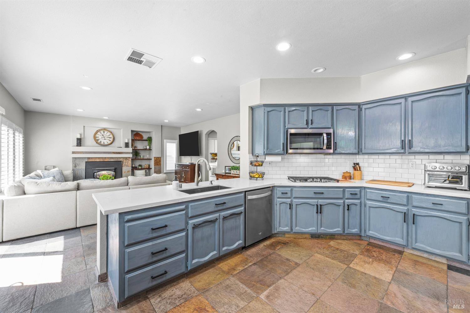 Detail Gallery Image 12 of 55 For 319 Birchwood Ct, Vacaville,  CA 95688 - 4 Beds | 2/1 Baths
