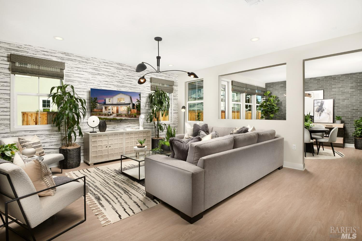 Detail Gallery Image 2 of 4 For 2924 Liscum St, Santa Rosa,  CA 95407 - 3 Beds | 2/1 Baths