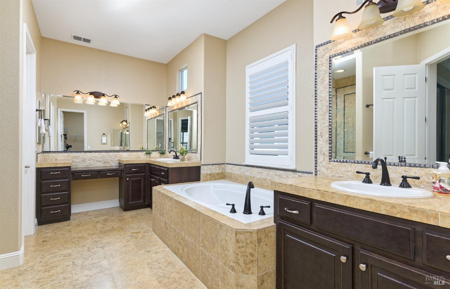 Detail Gallery Image 21 of 43 For 339 Desert Forest Ct, Rio Vista,  CA 94571 - 3 Beds | 3 Baths
