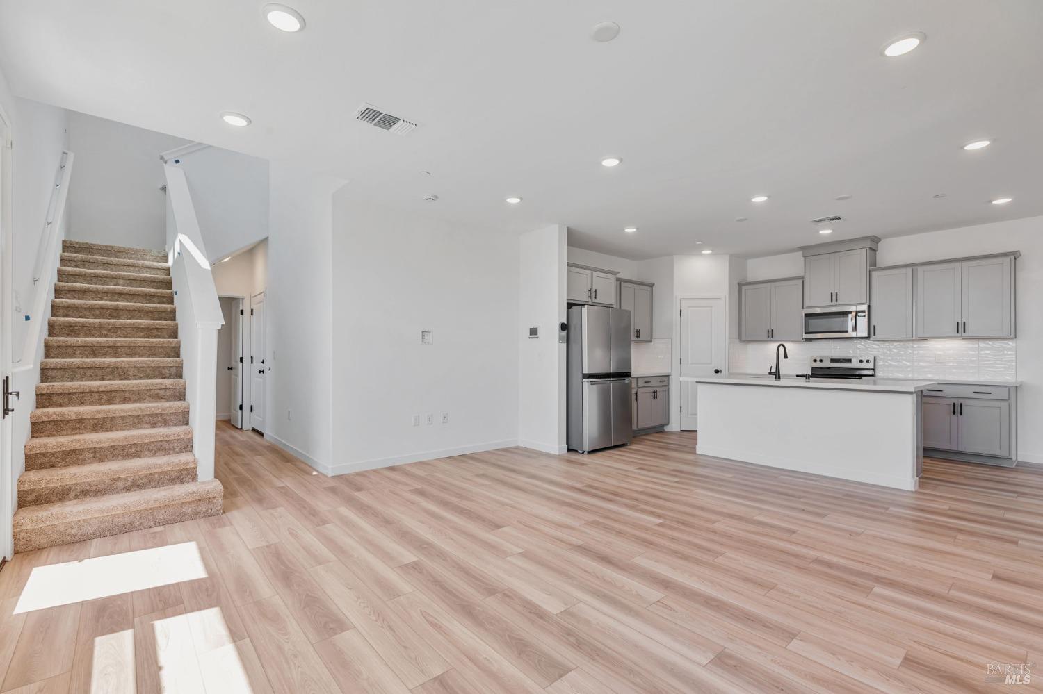 Detail Gallery Image 4 of 12 For 1562 Waterside Ln, Rohnert Park,  CA 94928 - 3 Beds | 2/1 Baths