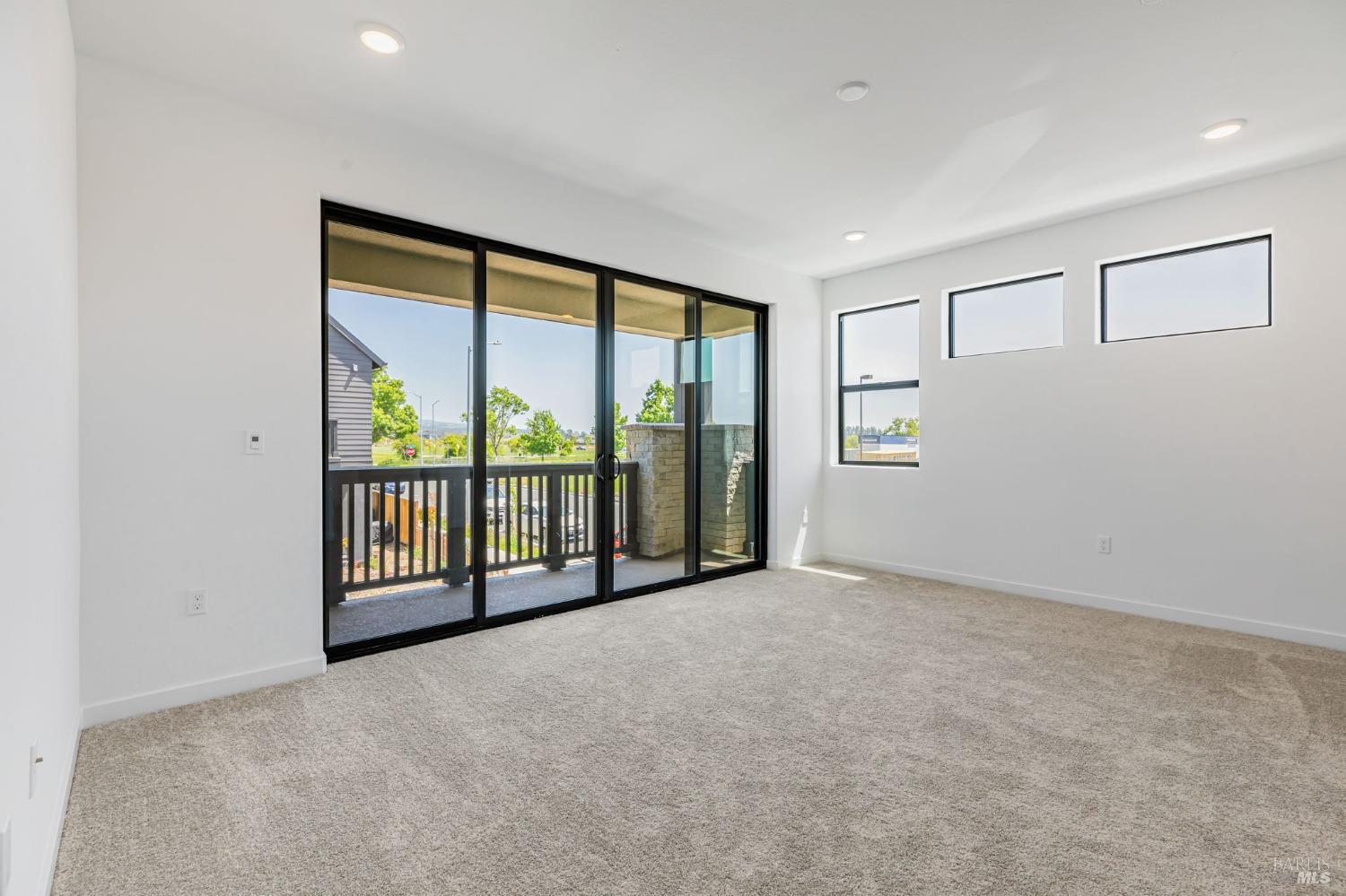 Detail Gallery Image 6 of 12 For 1562 Waterside Ln, Rohnert Park,  CA 94928 - 3 Beds | 2/1 Baths