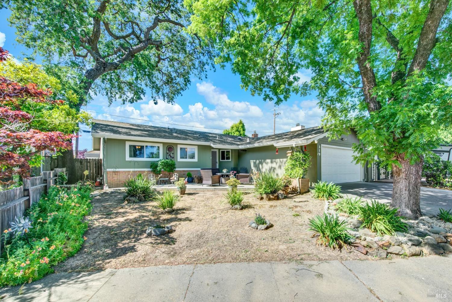 Detail Gallery Image 3 of 37 For 519 Westwood Ct, Vacaville,  CA 95688 - 3 Beds | 2 Baths