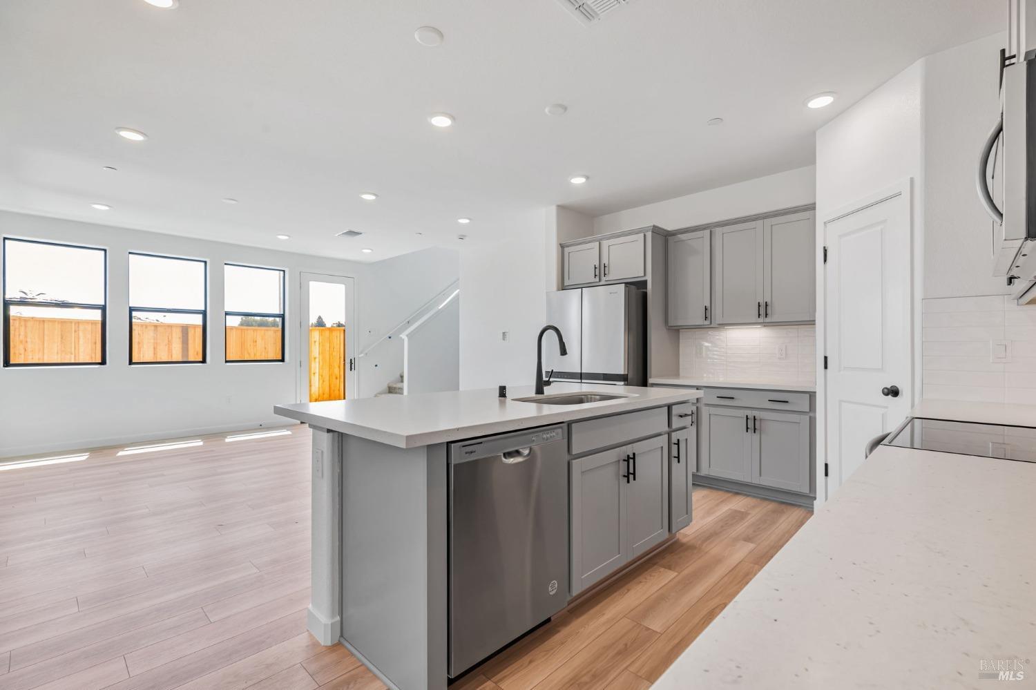 Detail Gallery Image 3 of 12 For 1562 Waterside Ln, Rohnert Park,  CA 94928 - 3 Beds | 2/1 Baths