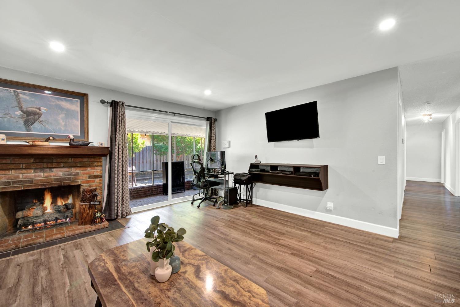 Detail Gallery Image 14 of 60 For 1199 Creekside Dr, Vacaville,  CA 95687 - 4 Beds | 2 Baths