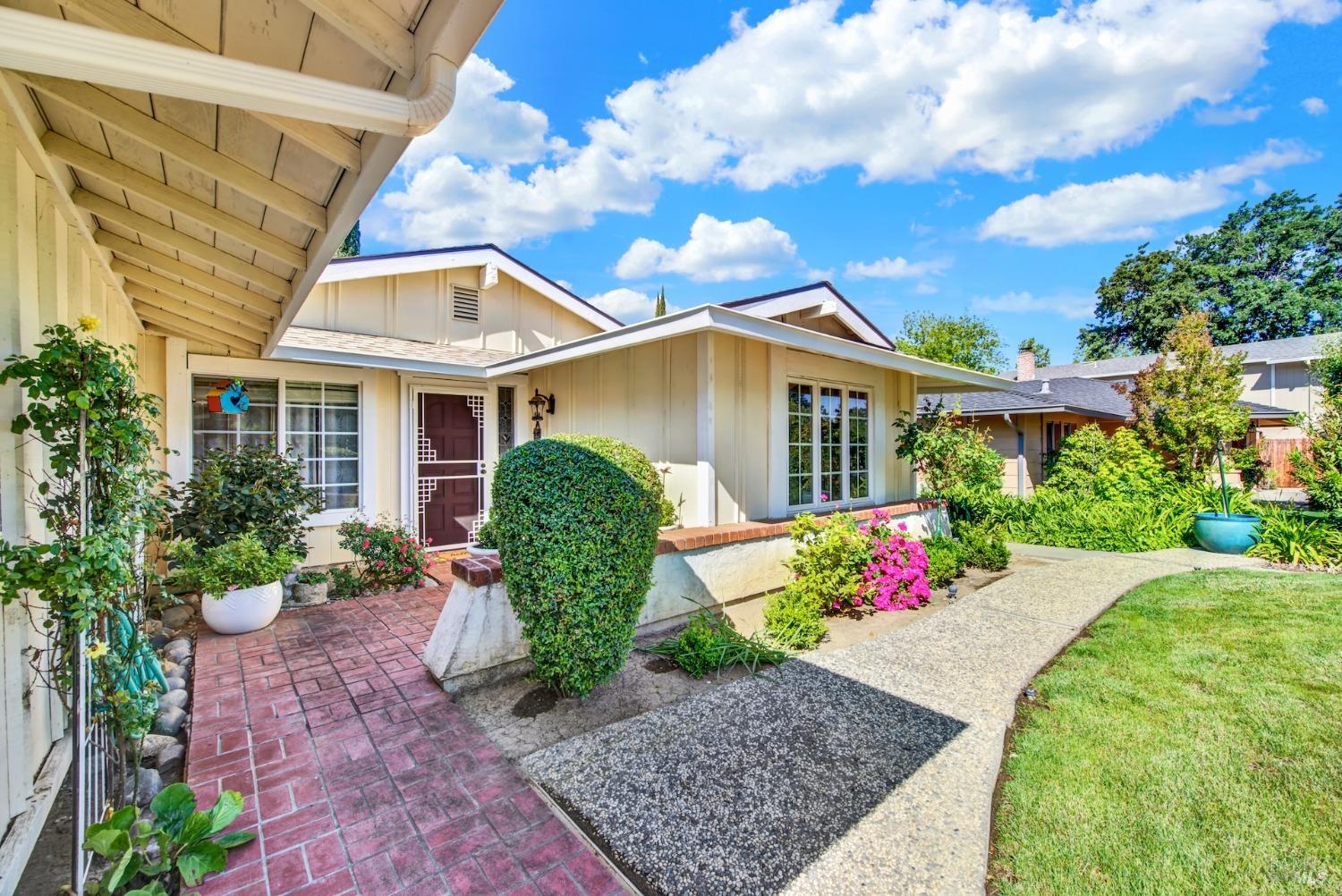 Detail Gallery Image 4 of 30 For 262 N Alamo Dr, Vacaville,  CA 95688 - 4 Beds | 2 Baths
