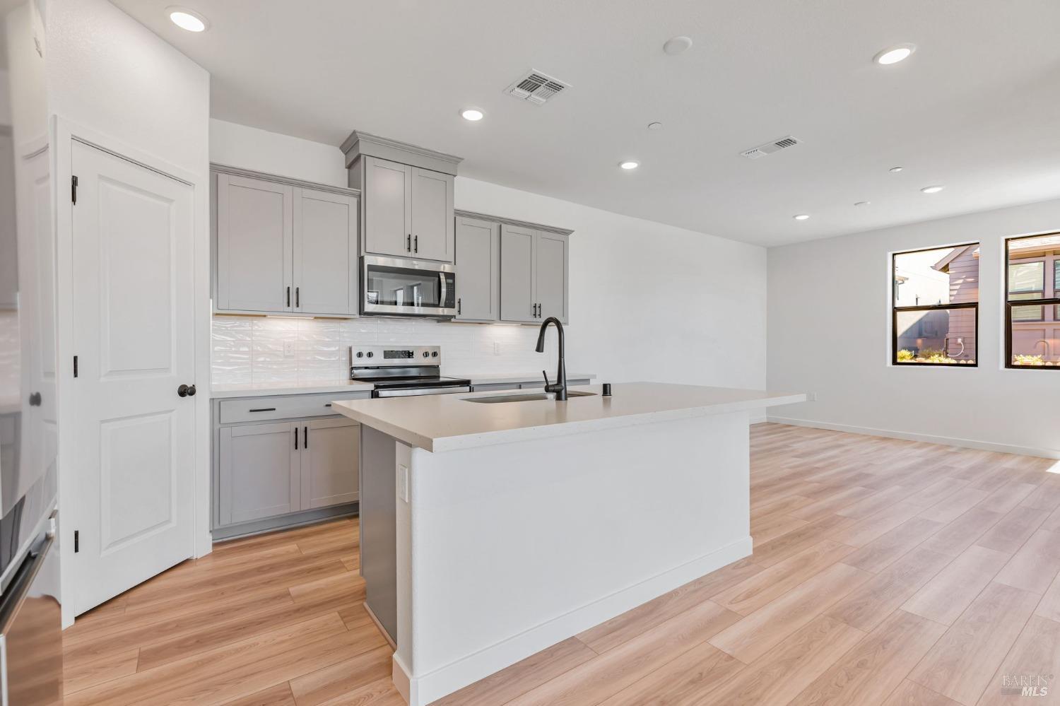 Detail Gallery Image 2 of 12 For 1562 Waterside Ln, Rohnert Park,  CA 94928 - 3 Beds | 2/1 Baths