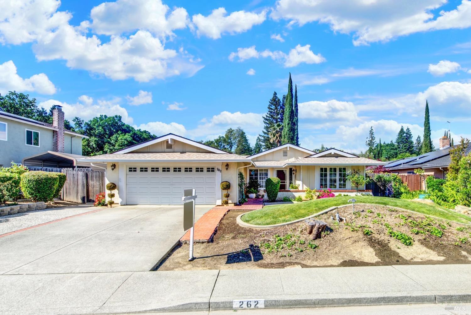 Detail Gallery Image 1 of 30 For 262 N Alamo Dr, Vacaville,  CA 95688 - 4 Beds | 2 Baths
