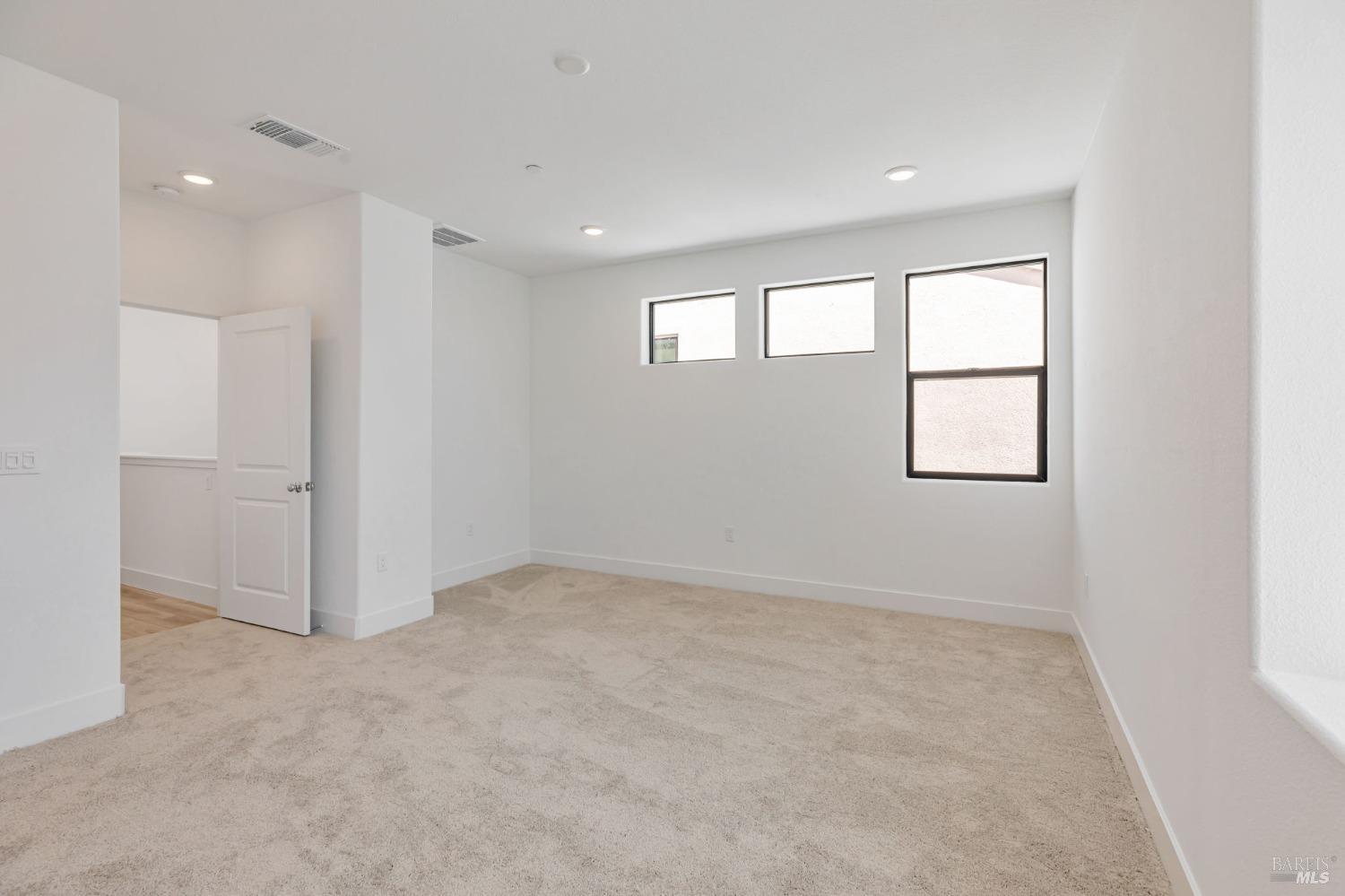 Detail Gallery Image 8 of 12 For 1554 Waterside Ln, Rohnert Park,  CA 94928 - 3 Beds | 2/1 Baths