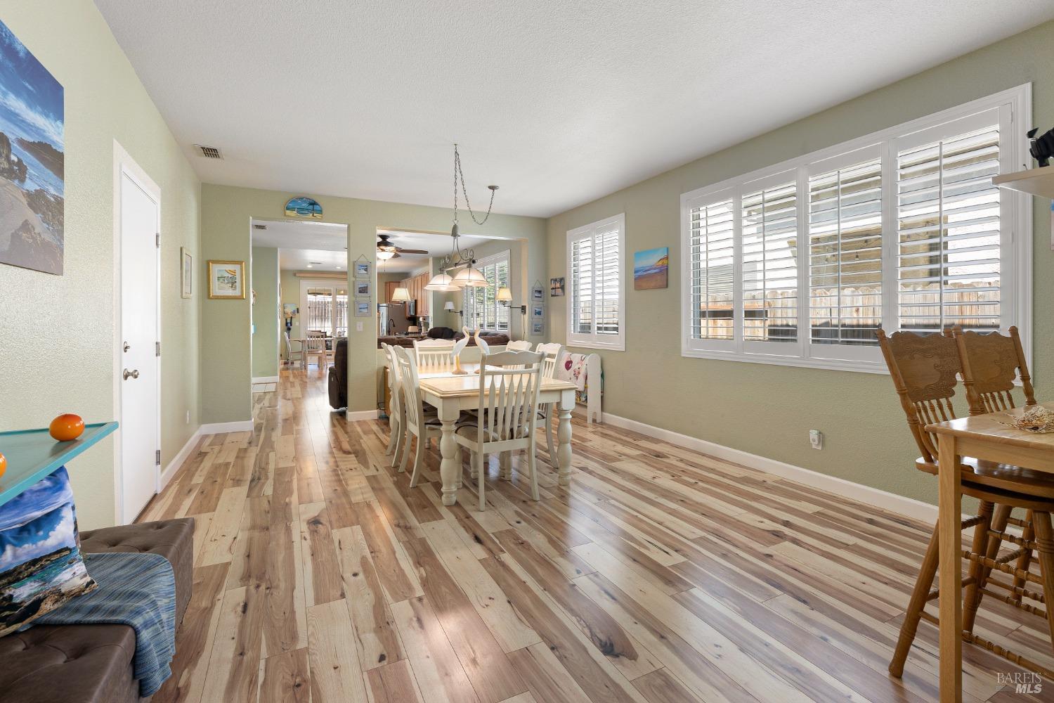 Detail Gallery Image 3 of 36 For 937 Pearwood Ct, Vacaville,  CA 95687 - 3 Beds | 2 Baths