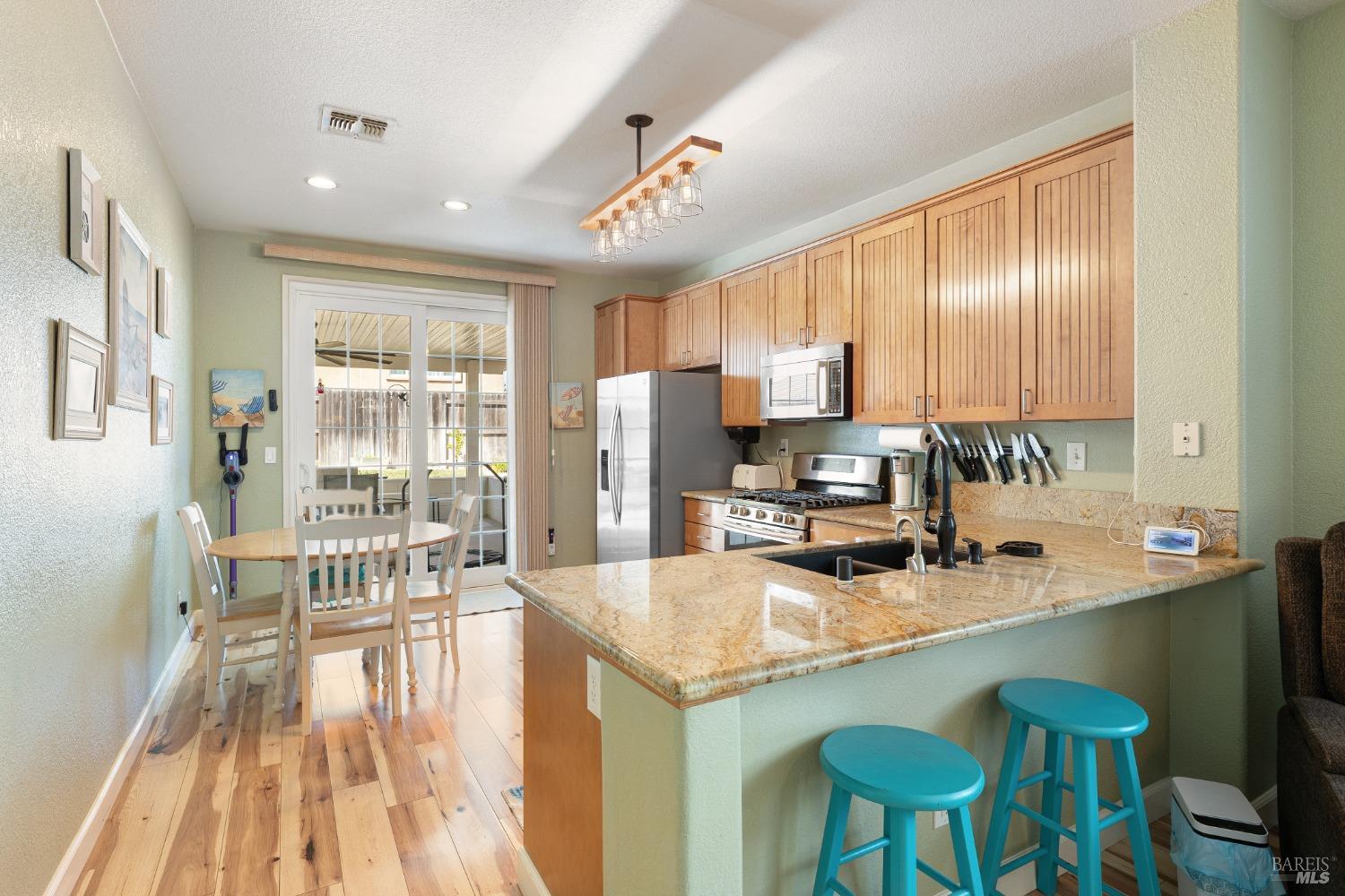 Detail Gallery Image 9 of 36 For 937 Pearwood Ct, Vacaville,  CA 95687 - 3 Beds | 2 Baths