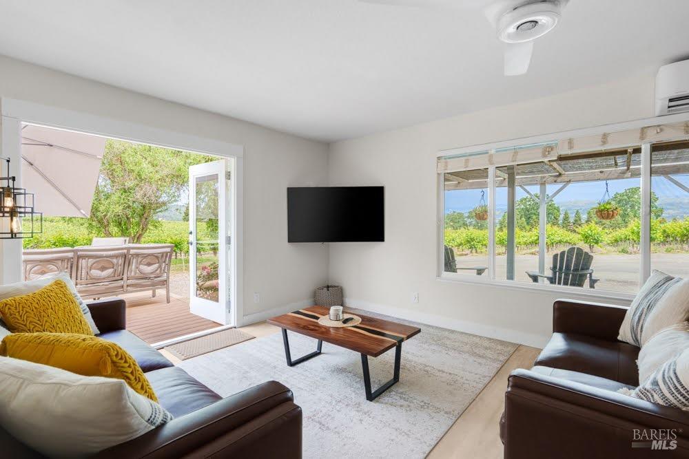Detail Gallery Image 14 of 82 For 725 Lytton Station Rd, Healdsburg,  CA 95448 - 7 Beds | 5 Baths