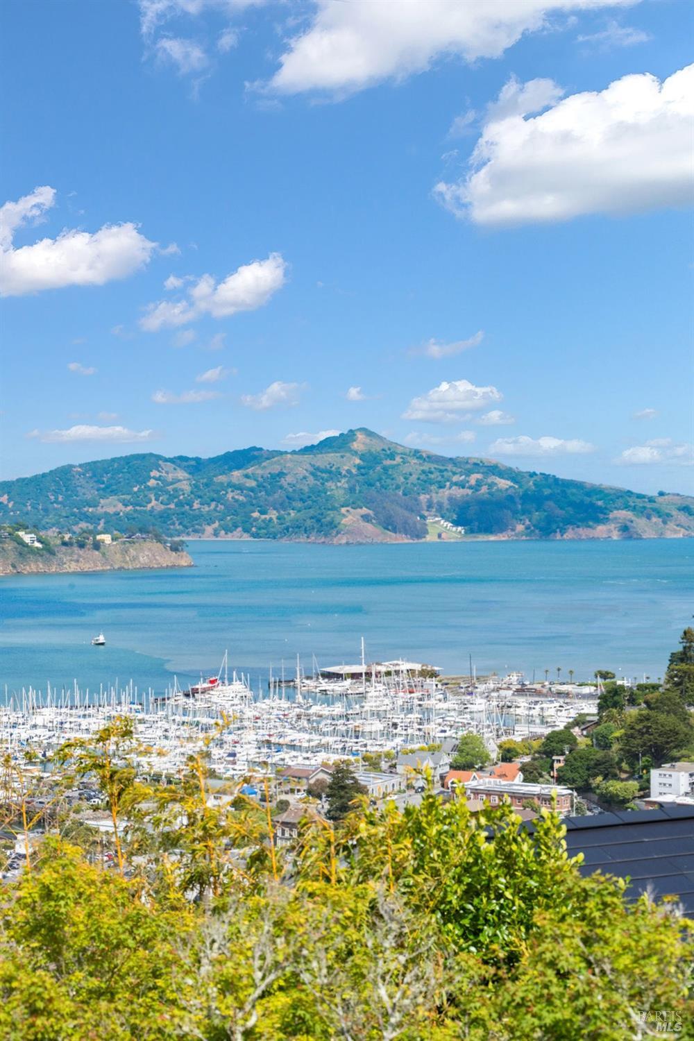 Detail Gallery Image 14 of 98 For 33 Wray Ave, Sausalito,  CA 94965 - 3 Beds | 2 Baths