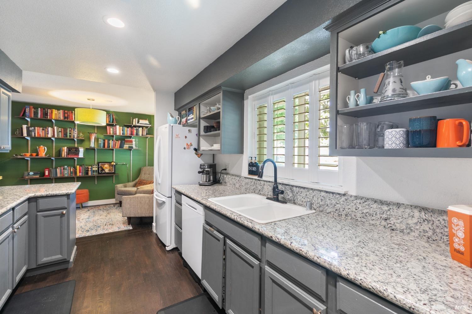 Detail Gallery Image 7 of 38 For 464 Azalea Way, Vacaville,  CA 95688 - 3 Beds | 2 Baths
