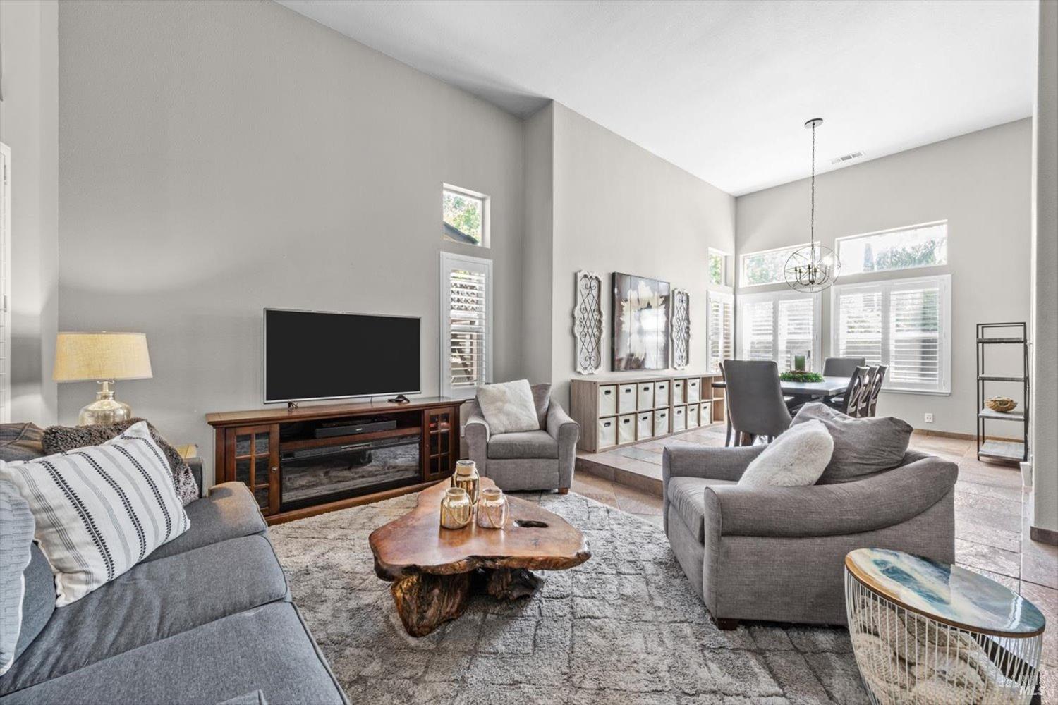 Detail Gallery Image 10 of 55 For 319 Birchwood Ct, Vacaville,  CA 95688 - 4 Beds | 2/1 Baths