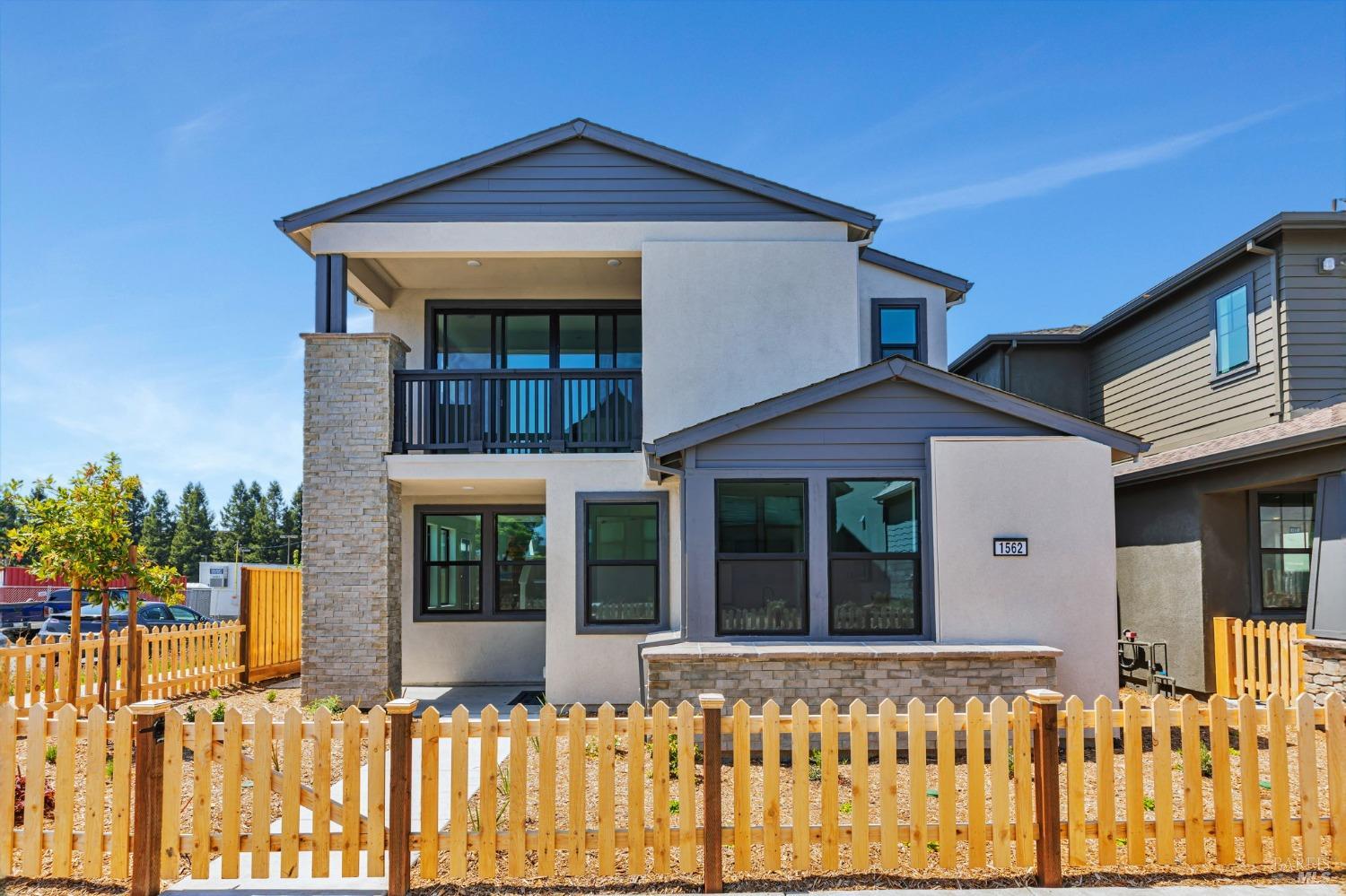 Detail Gallery Image 1 of 12 For 1562 Waterside Ln, Rohnert Park,  CA 94928 - 3 Beds | 2/1 Baths