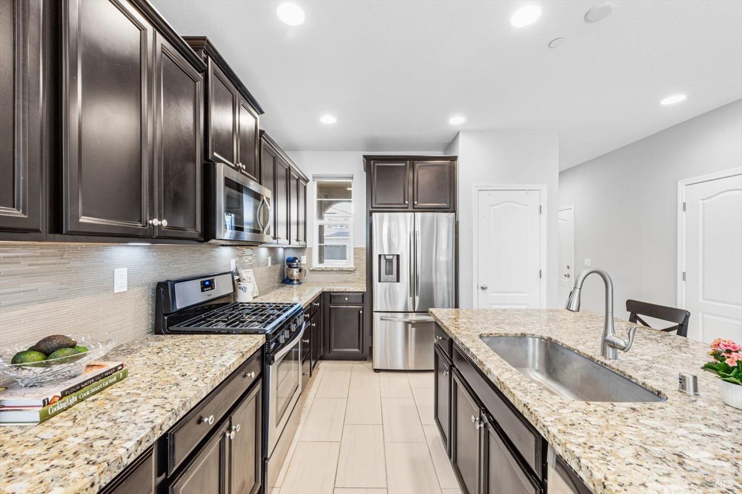 Detail Gallery Image 9 of 44 For 131 Kodiak Dr, Vacaville,  CA 95687 - 4 Beds | 3 Baths