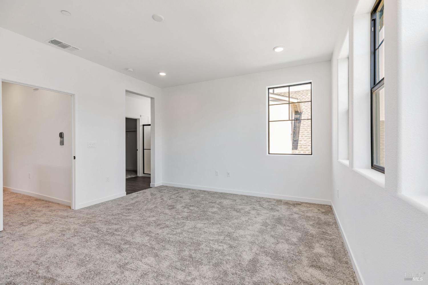 Detail Gallery Image 7 of 10 For 1558 Waterside Ln, Rohnert Park,  CA 94928 - 3 Beds | 2 Baths