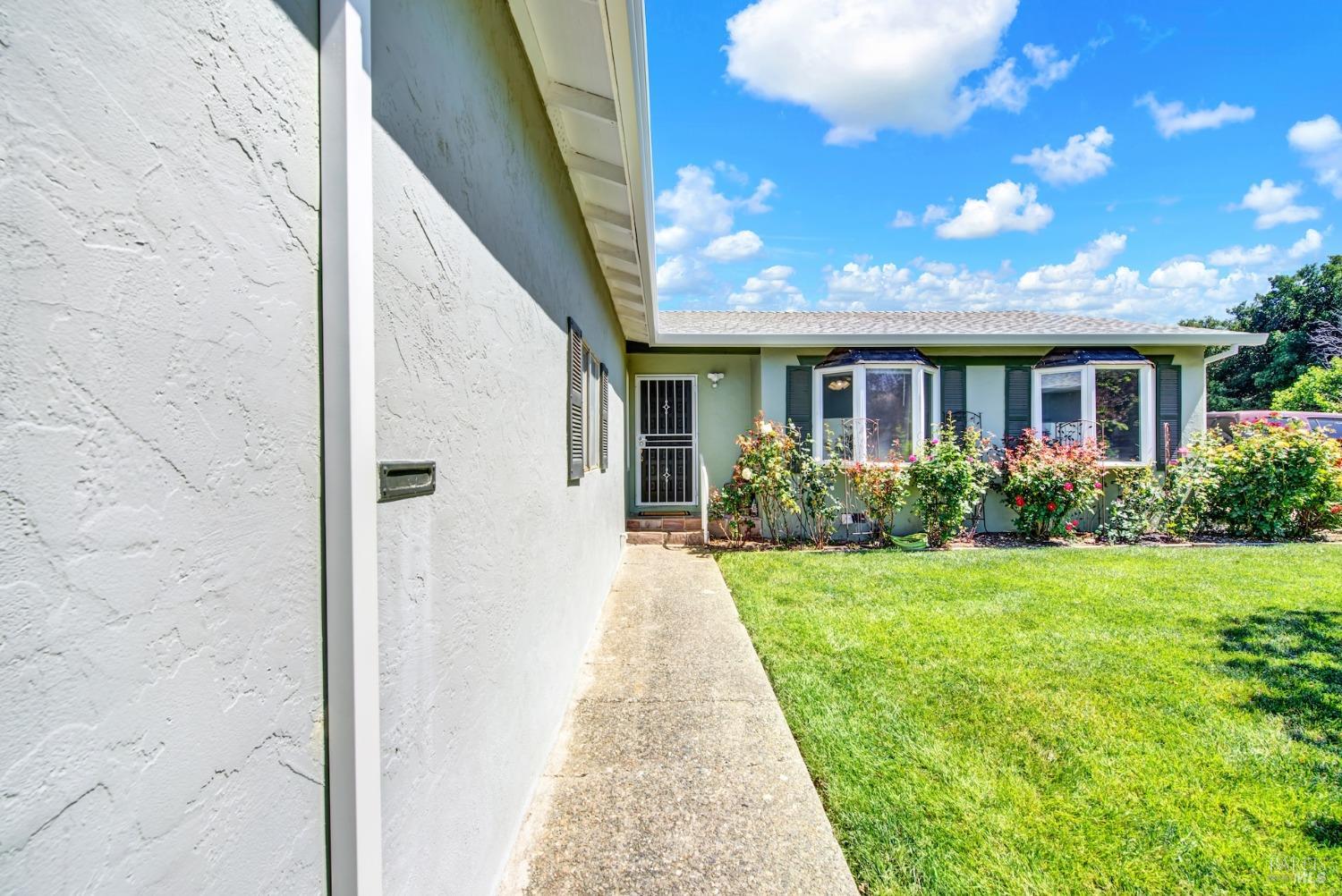 Detail Gallery Image 11 of 60 For 1199 Creekside Dr, Vacaville,  CA 95687 - 4 Beds | 2 Baths