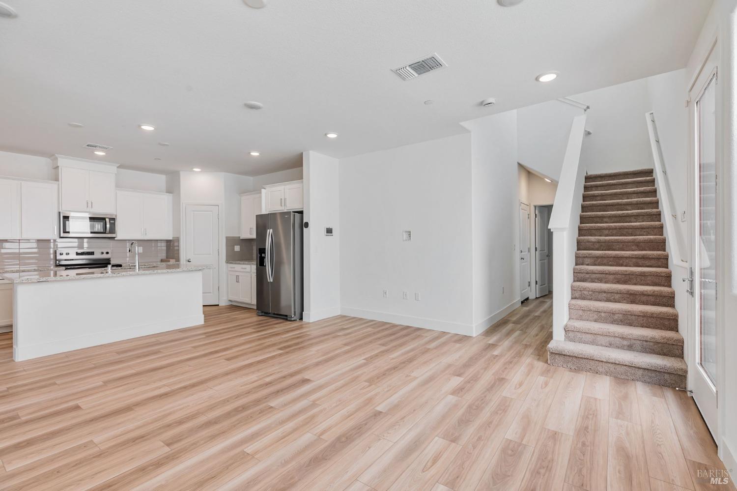 Detail Gallery Image 6 of 12 For 1554 Waterside Ln, Rohnert Park,  CA 94928 - 3 Beds | 2/1 Baths