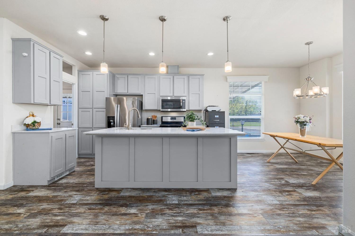 Detail Gallery Image 7 of 20 For 3116 Loretta Way, Santa Rosa,  CA 95403 - 3 Beds | 2 Baths