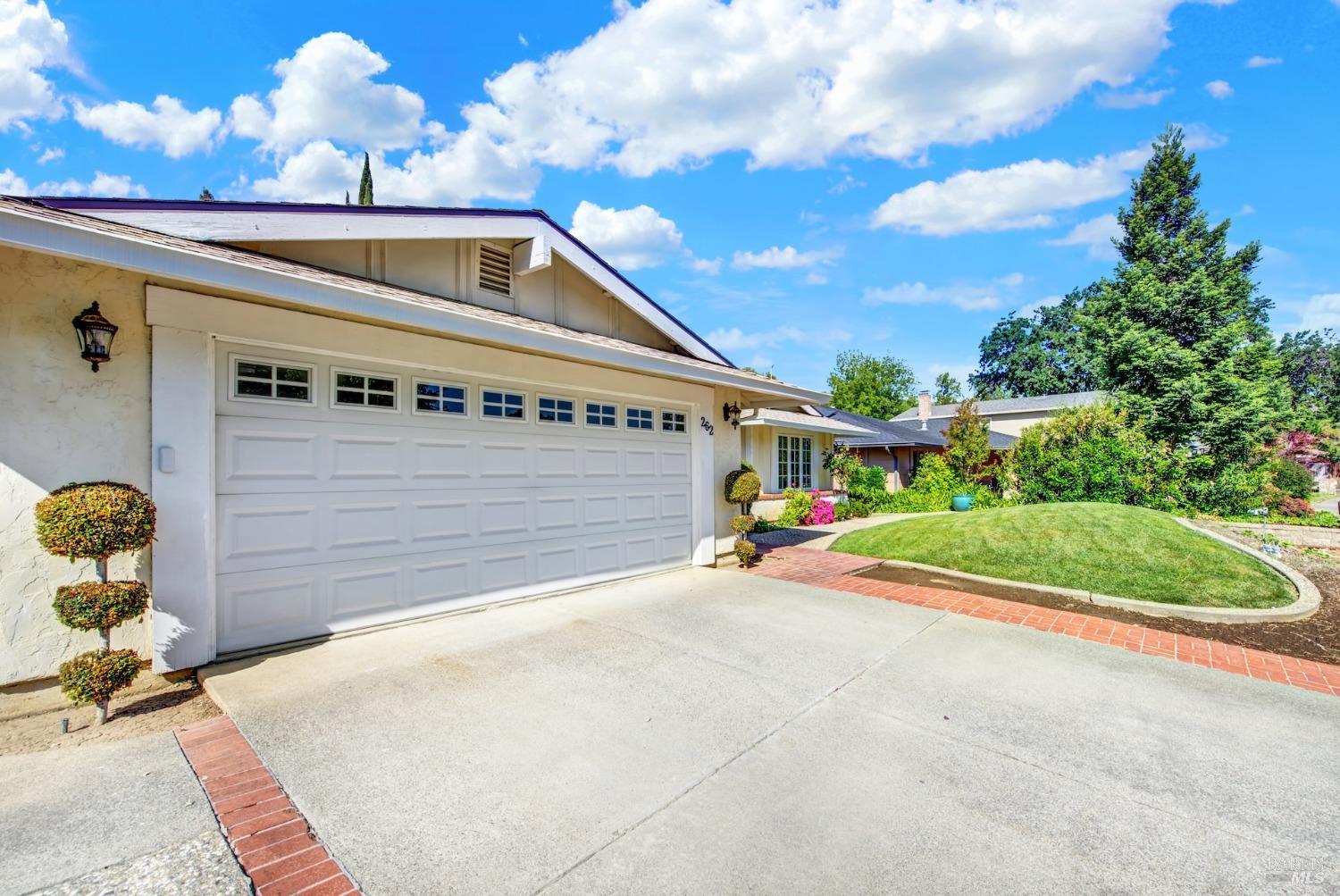 Detail Gallery Image 3 of 30 For 262 N Alamo Dr, Vacaville,  CA 95688 - 4 Beds | 2 Baths