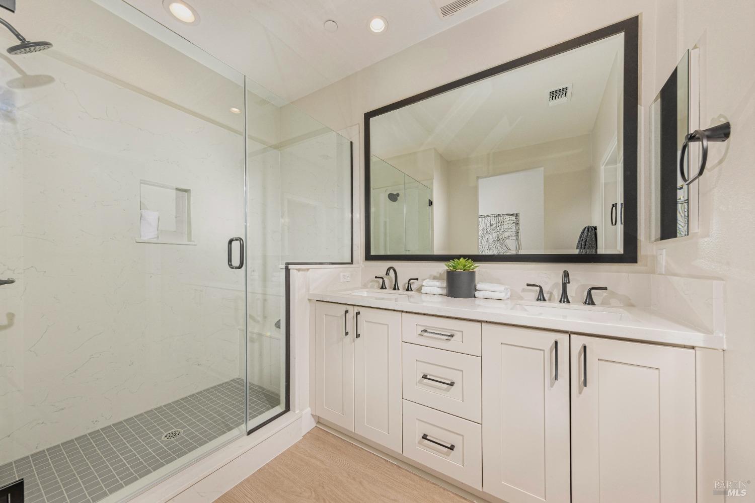 Detail Gallery Image 5 of 10 For 5190 Blossom Cir, Richmond,  CA 94804 - 3 Beds | 3 Baths