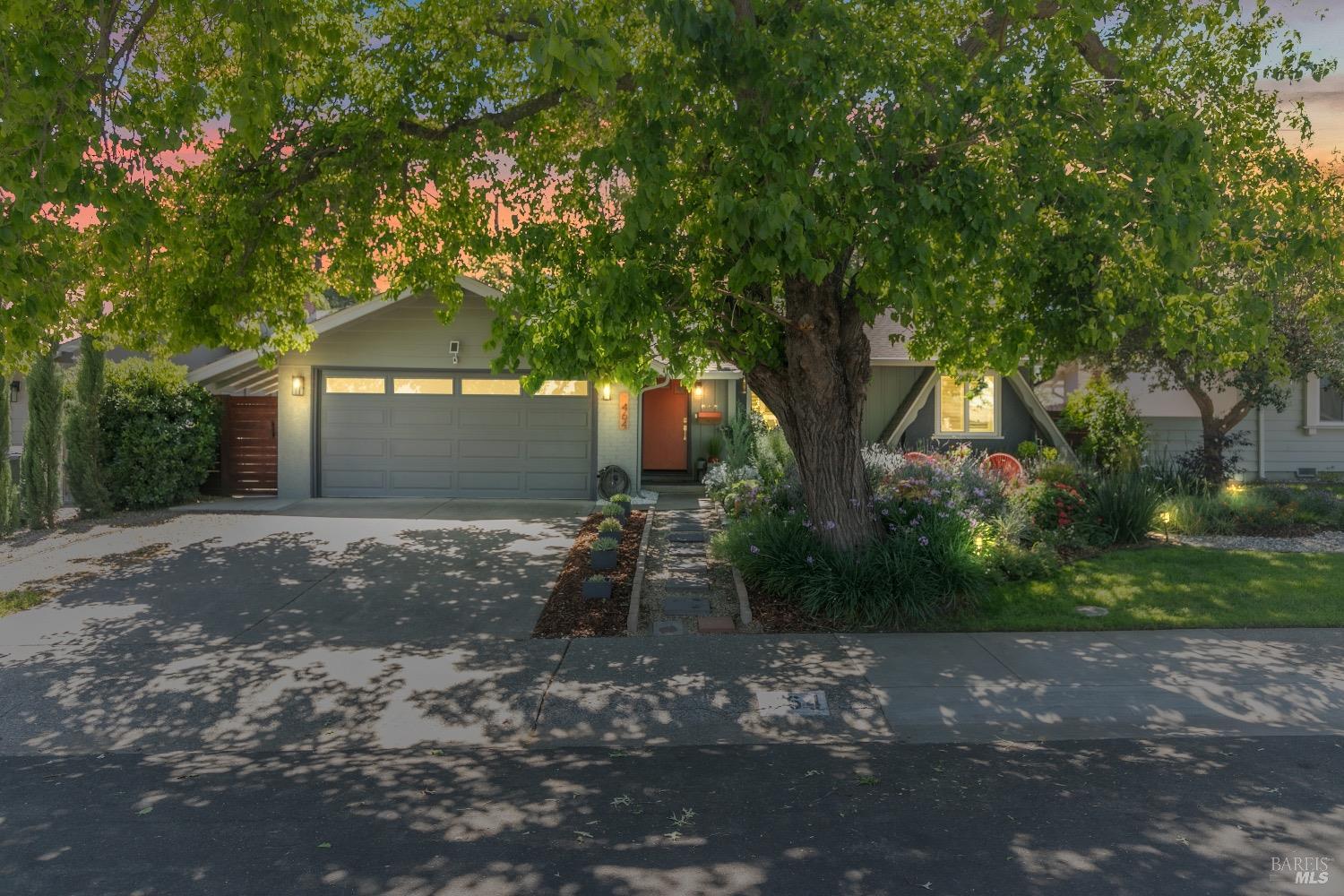 Detail Gallery Image 1 of 38 For 464 Azalea Way, Vacaville,  CA 95688 - 3 Beds | 2 Baths