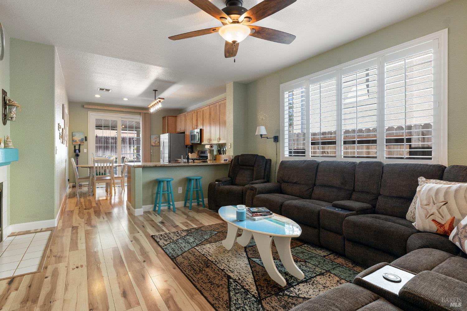 Detail Gallery Image 6 of 36 For 937 Pearwood Ct, Vacaville,  CA 95687 - 3 Beds | 2 Baths